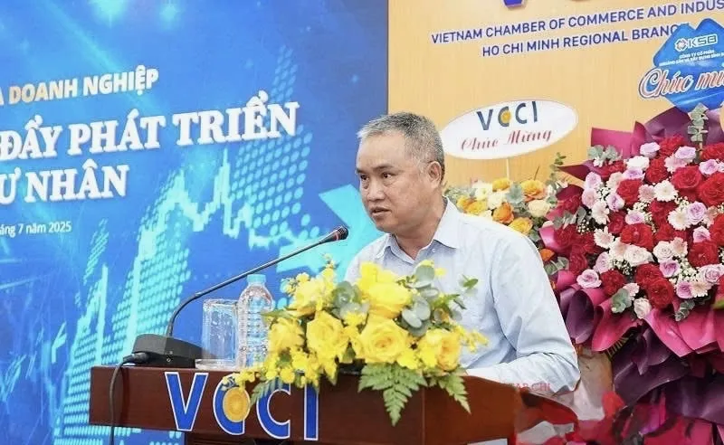 Ông Nguyễn Đức Lệnh, Phó Giám đốc Ngân hàng Nhà nước Khu vực 2 phát biểu tại tọa đàm Nguyen Duc Lenh.jpg