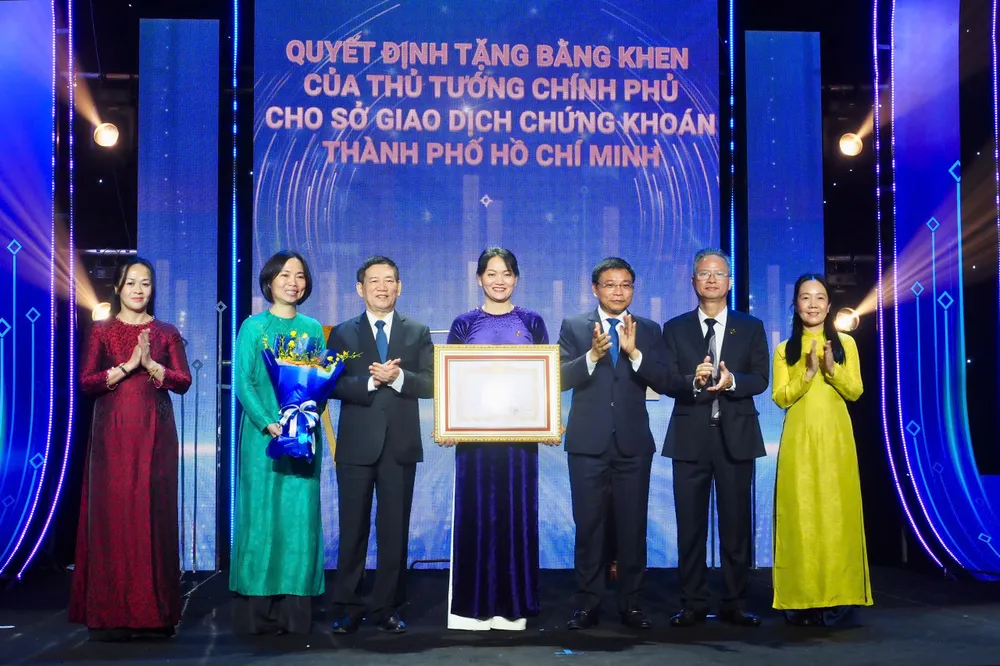 Phó Thủ tướng Hồ Đức Phớc trao bằng khen của Thủ tướng Chính phủ cho Sở Giao dịch Chứng khoán TPHCM. Ảnh: HOÀNG HÙNG HOSE bk Thu tuong .jpg