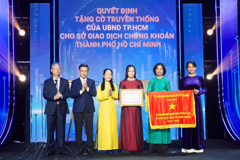 Đồng chí Nguyễn Văn Dũng, Phó Chủ tịch UBND TPHCM trao Cờ truyền thống của UBND TPHCM cho Sở Giao dịch Chứng khoán TPHCM. Ảnh: HOÀNG HÙNG HOSE Co truyen thong UBND TPHCM.jpg