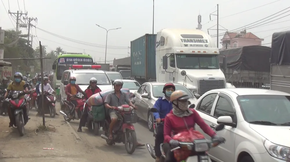 Va chạm liên hoàn, tài xế mắc kẹt kêu cứu ảnh 2