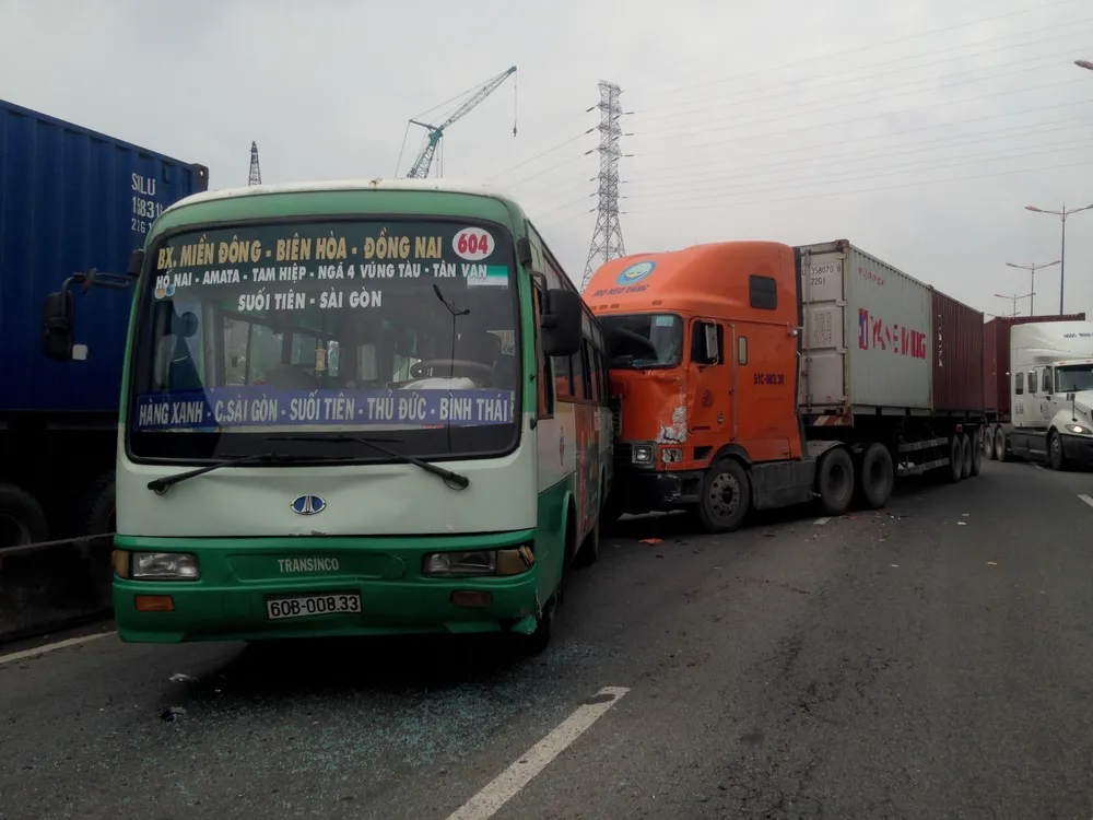 Va chạm liên hoàn, xa lộ Hà Nội ùn ứ nhiều giờ ảnh 1 Va chạm liên hoàn, xa lộ Hà Nội ùn ứ nhiều giờ ảnh 1