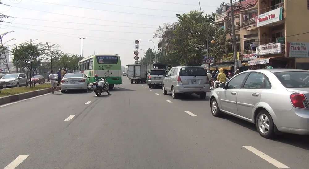 Va chạm liên hoàn, nhiều hành khách trên xe buýt hoảng sợ ảnh 2