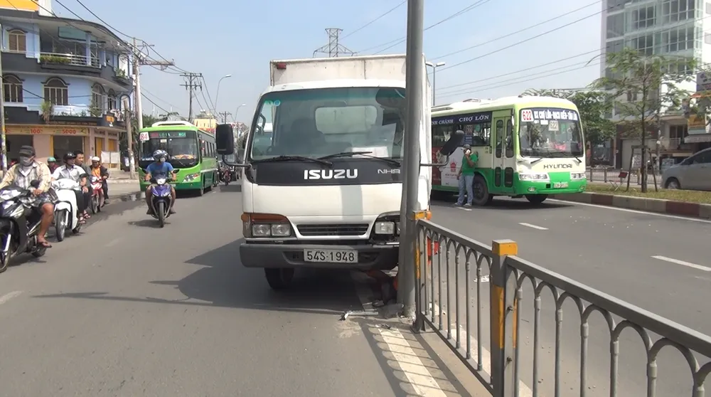 Va chạm liên hoàn, nhiều hành khách trên xe buýt hoảng sợ ảnh 1