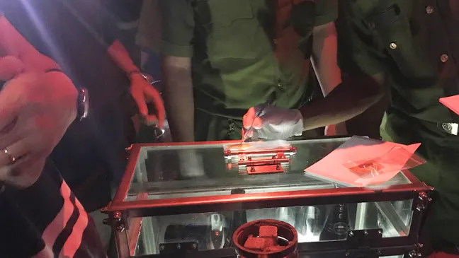Đột kích quán bar, phát hiện nhiều nam nữ nghi “phê” ma túy ảnh 2