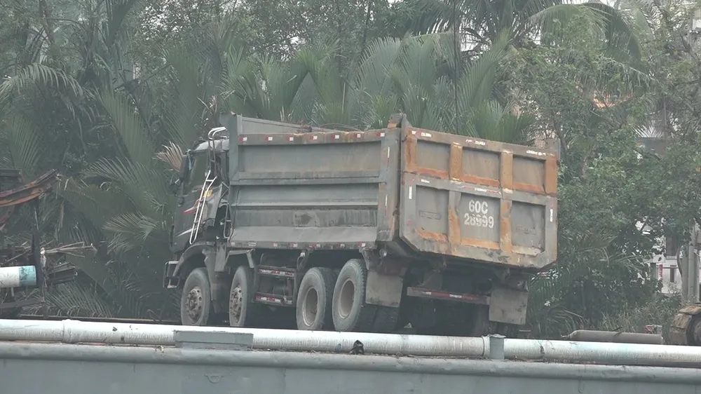 Cận cảnh trục vớt chiếc xe ben gây ra vụ sập cầu Long Kiển ảnh 1