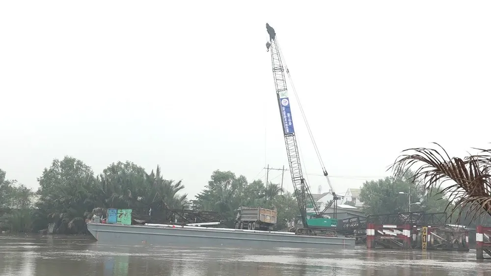 Cận cảnh trục vớt chiếc xe ben gây ra vụ sập cầu Long Kiển ảnh 3