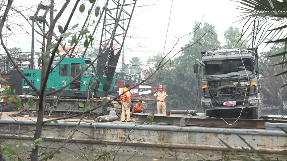 Cận cảnh trục vớt chiếc xe ben gây ra vụ sập cầu Long Kiển ảnh 2