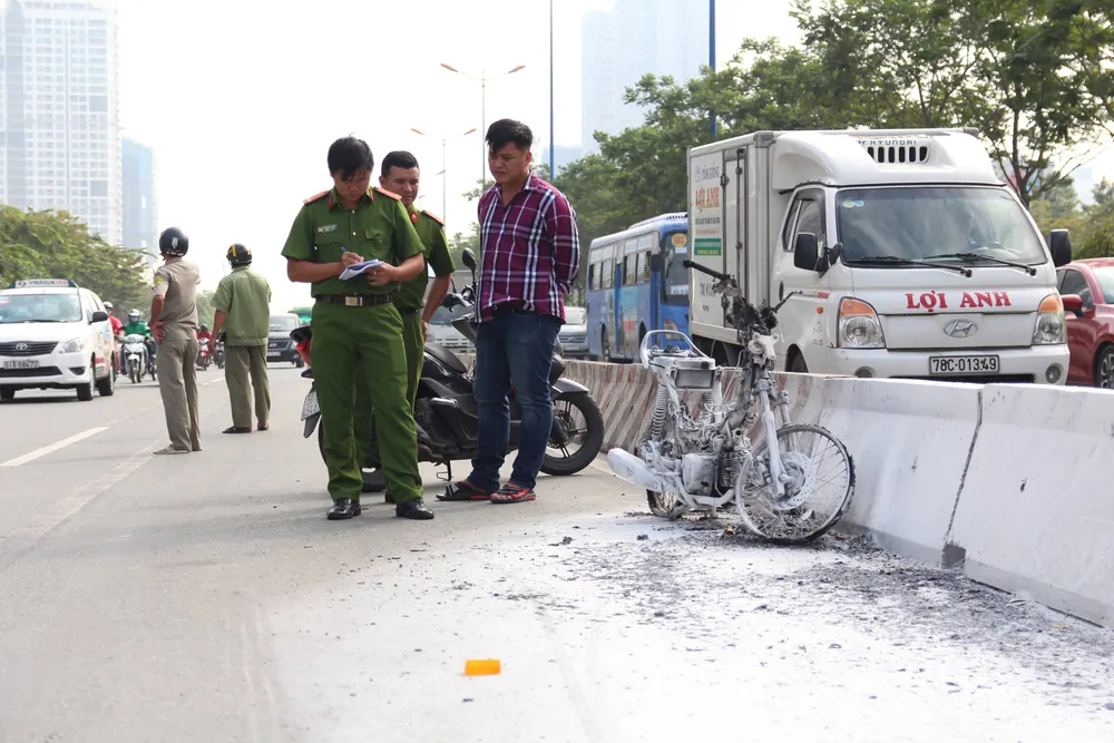 Người phụ nữ thoát khỏi xe máy bốc cháy trên Xa lộ Hà Nội ảnh 2