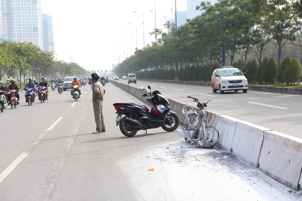 Người phụ nữ thoát khỏi xe máy bốc cháy trên Xa lộ Hà Nội ảnh 1