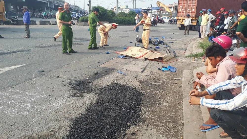 Người dân truy đuổi xe container cán chết người rồi bỏ chạy ảnh 1