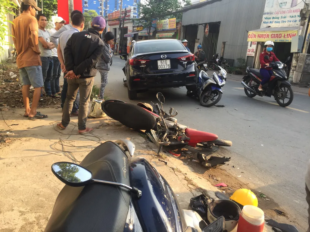 Xe ô tô tông nhiều xe máy khiến 3 người bị thương ảnh 2 Xe ô tô tông nhiều xe máy khiến 3 người bị thương ảnh 2