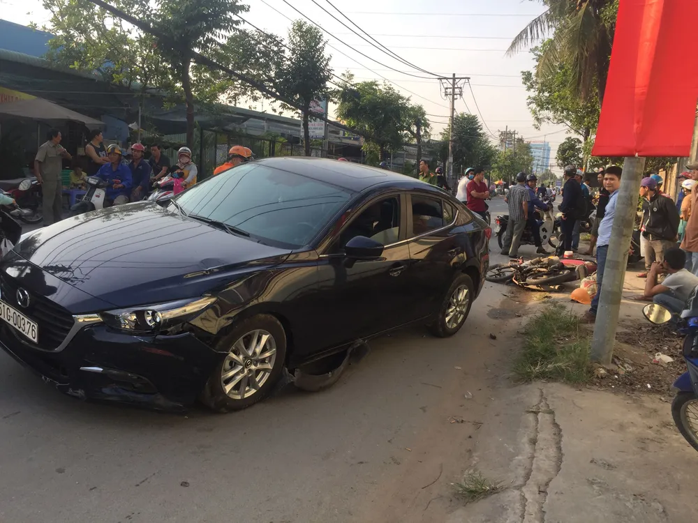 Xe ô tô tông nhiều xe máy khiến 3 người bị thương ảnh 1 Xe ô tô tông nhiều xe máy khiến 3 người bị thương ảnh 1