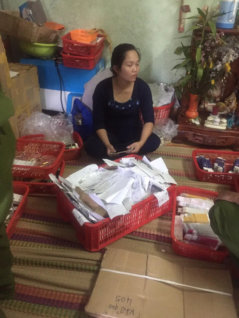 Đột kích cơ sở chuyên sản xuất nước hoa giả nhãn hiệu nổi tiếng số lượng khủng ảnh 6