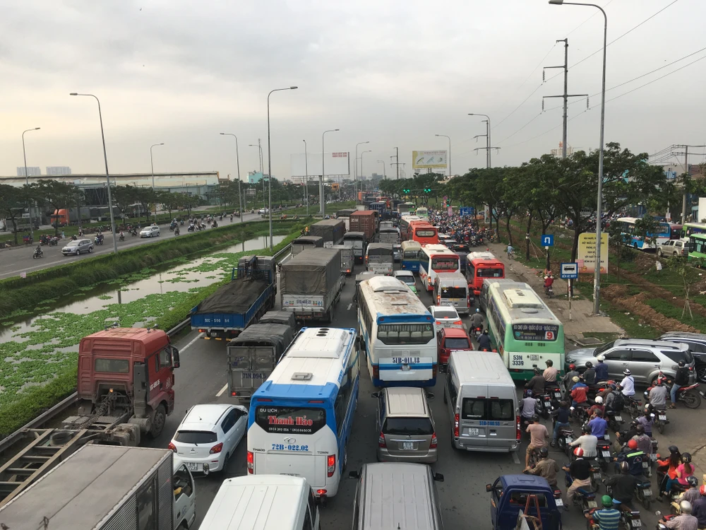 Triều cường đạt đỉnh khiến nhiều tuyến đường ở TPHCM bị ngập, giao thông ùn ứ ảnh 2 Triều cường đạt đỉnh khiến nhiều tuyến đường ở TPHCM bị ngập, giao thông ùn ứ ảnh 2