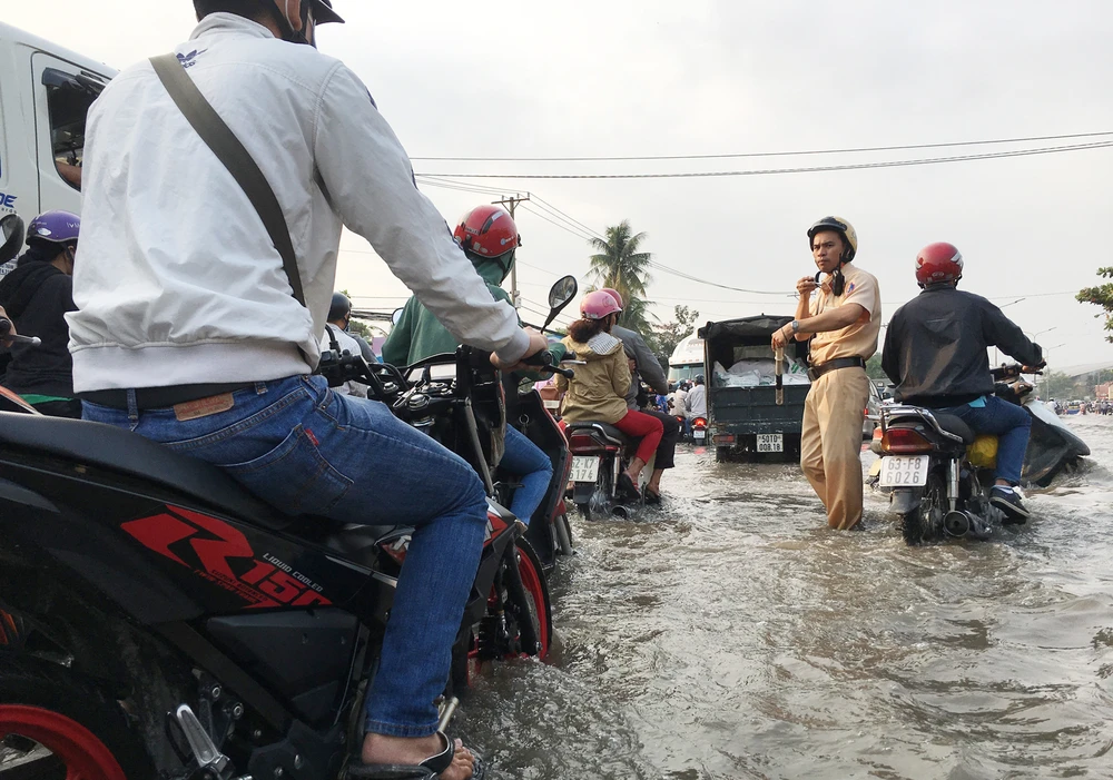 Lực lượng CSGT được huy động để điều tiết giao thông. Ảnh: CHÍ THẠCH
