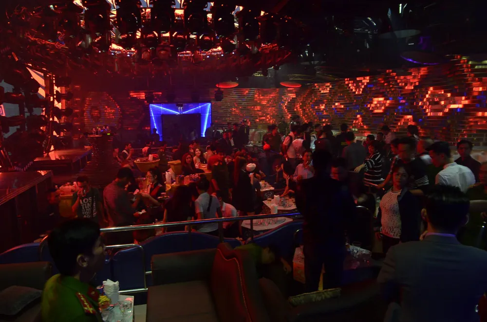 VIDEO: Đột kích 2 quán bar, phát hiện hàng trăm dân chơi nghi “phê” ma tuý ảnh 3