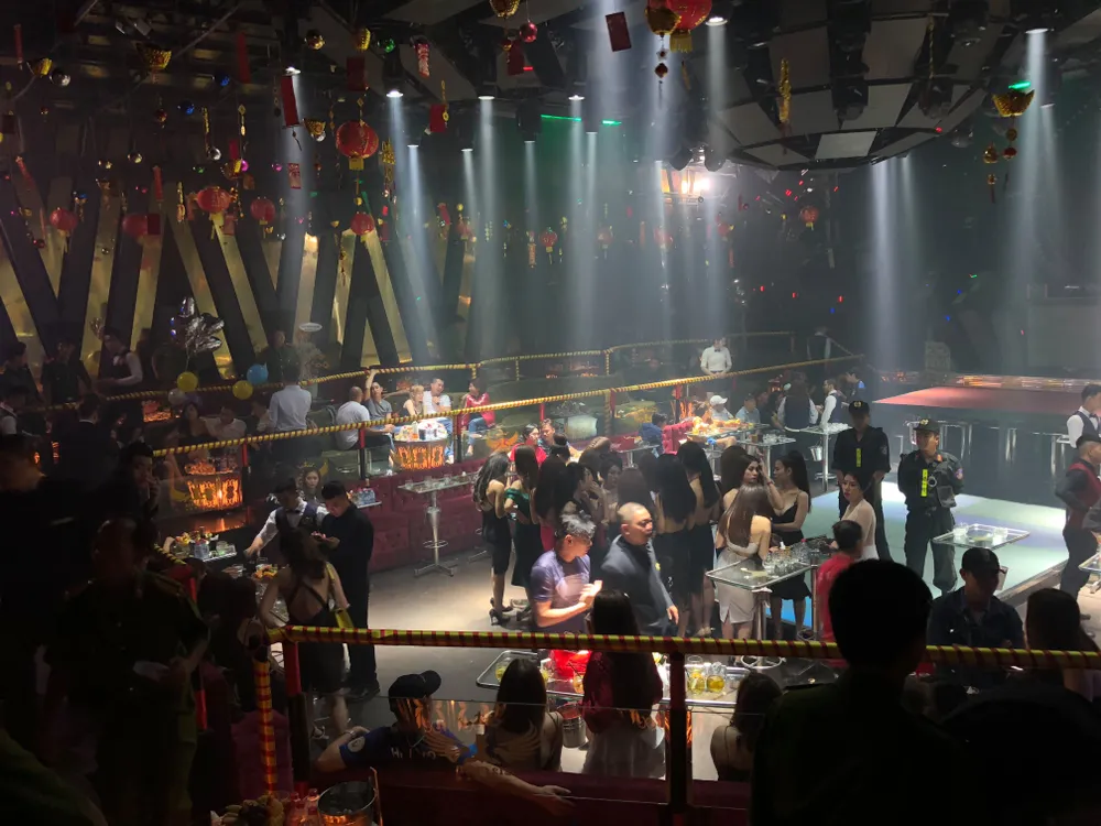 VIDEO: Đột kích 2 quán bar, phát hiện hàng trăm dân chơi nghi “phê” ma tuý ảnh 8