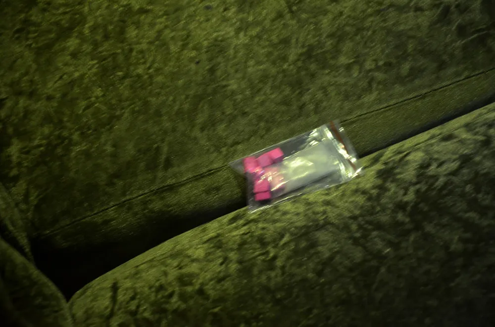 VIDEO: Đột kích 2 quán bar, phát hiện hàng trăm dân chơi nghi “phê” ma tuý ảnh 7