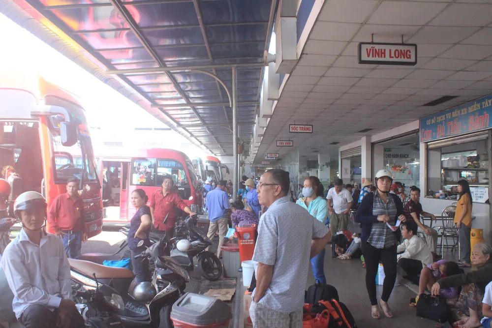 Hàng ngàn người dân ùn ùn bắt xe về quê ăn tết đông nghẹt Bến xe Miền Tây ảnh 3