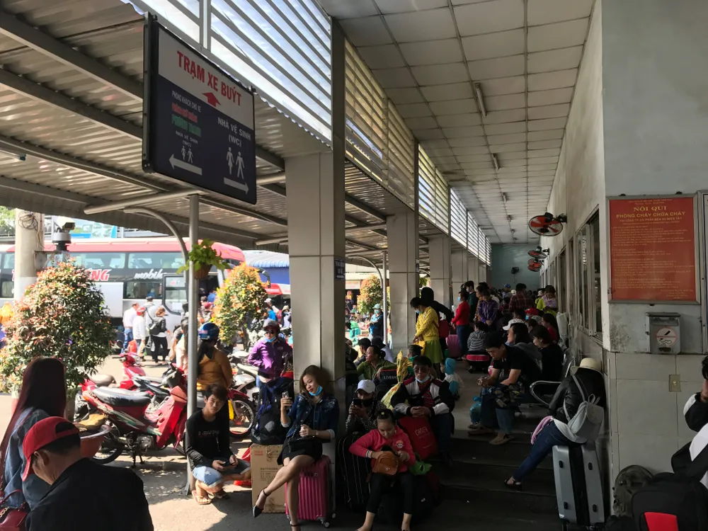 Hàng ngàn người dân ùn ùn bắt xe về quê ăn tết đông nghẹt Bến xe Miền Tây ảnh 4