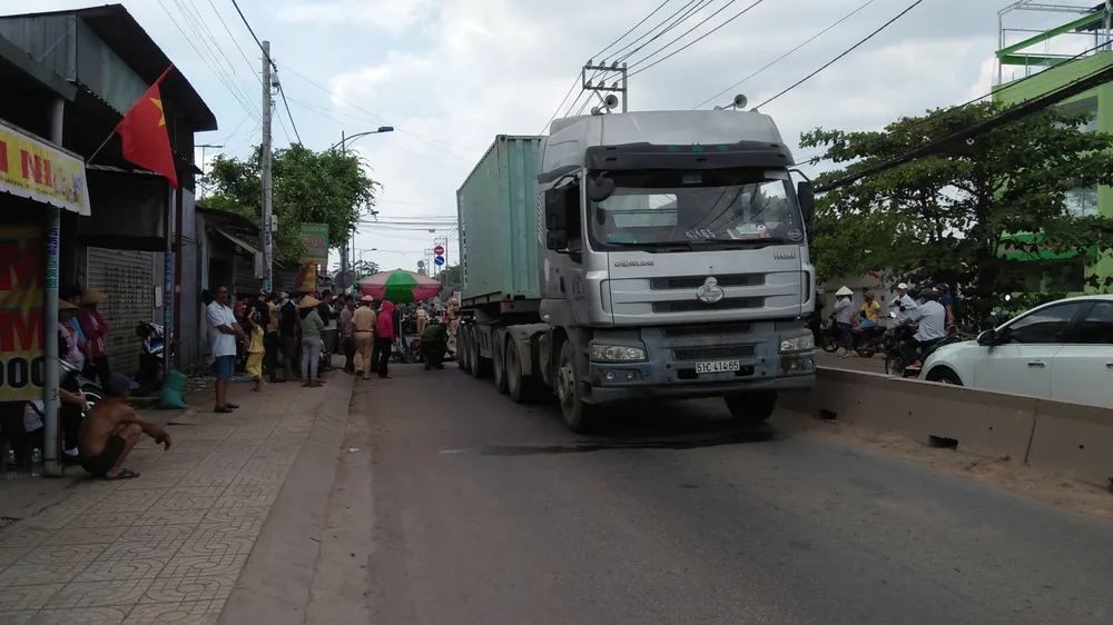 Va chạm với xe container, đôi nam nữ tử vong ảnh 1 Va chạm với xe container, đôi nam nữ tử vong ảnh 1