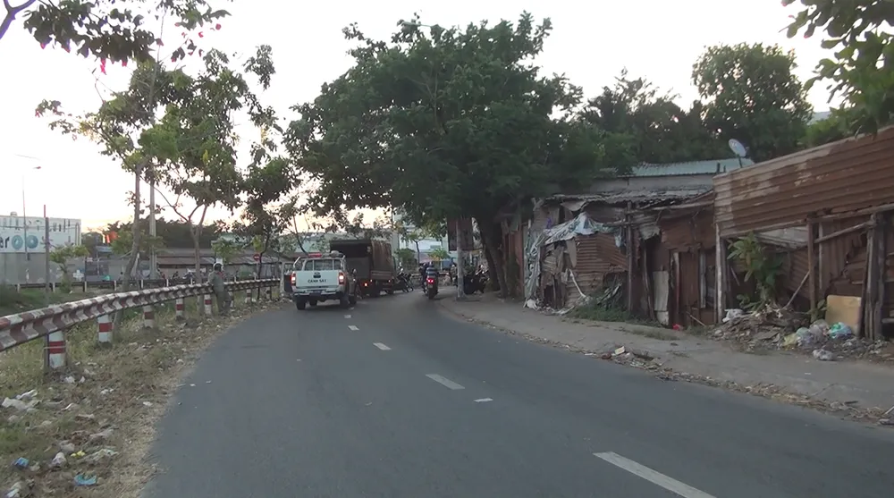 Nam thanh niên chết bất thường cạnh xe máy với vết cắt sâu ở cổ  ảnh 3