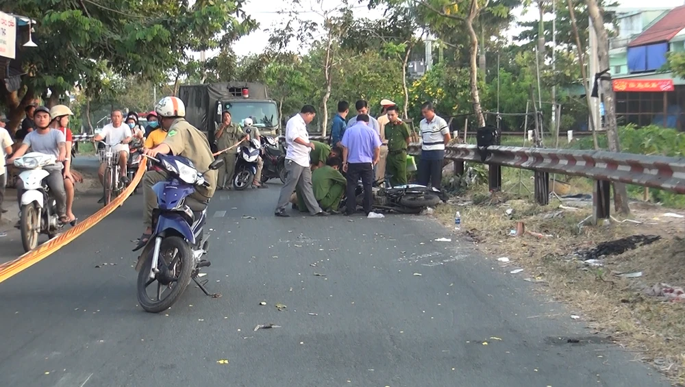 Công an phong tỏa, khám nghiệm hiện trường. Ảnh: ĐAN NGUYÊN