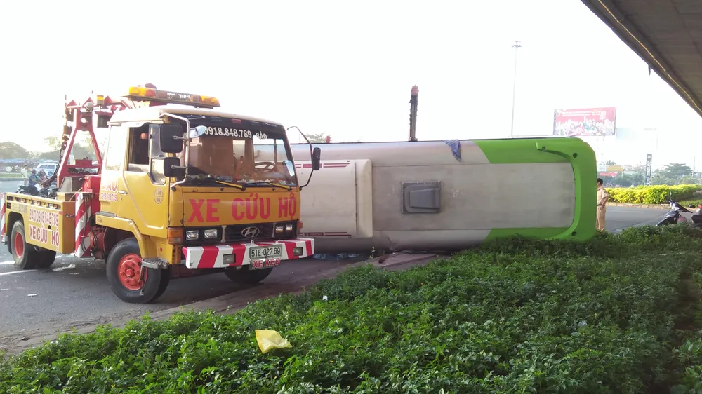 Phá cửa cứu hàng chục người ra khỏi xe khách bị lật  ảnh 1