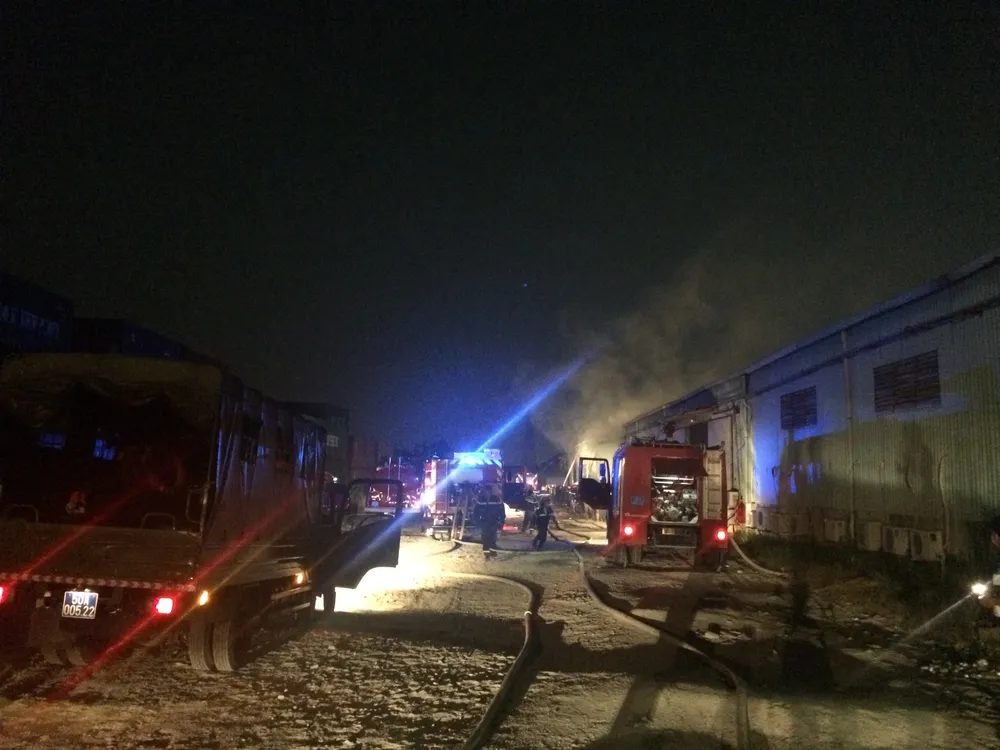 Cháy lớn kho giấy gần 2.000m² tại TPHCM ảnh 4