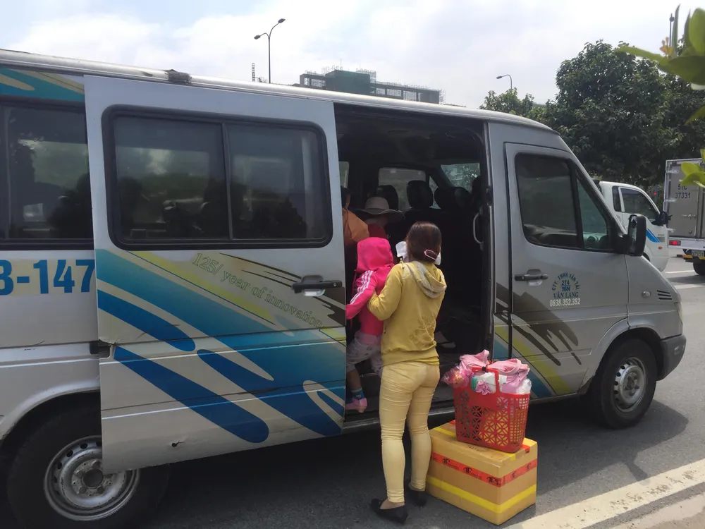 VIDEO: Xe khách bốc cháy, hàng chục người may mắn thoát chết ảnh 6