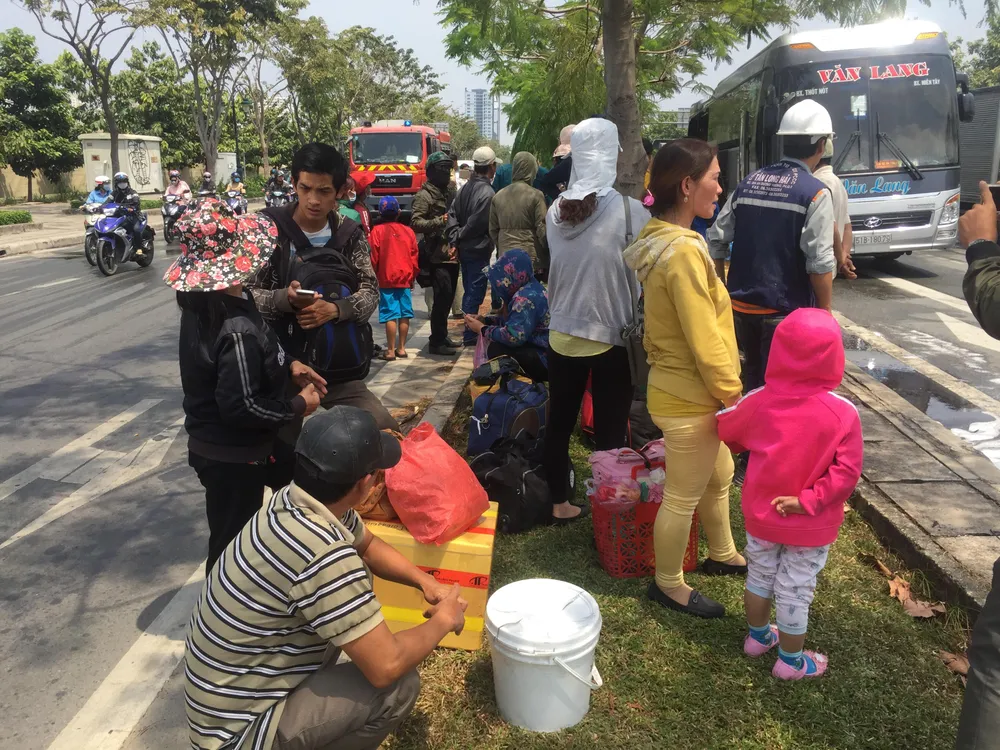 VIDEO: Xe khách bốc cháy, hàng chục người may mắn thoát chết ảnh 4