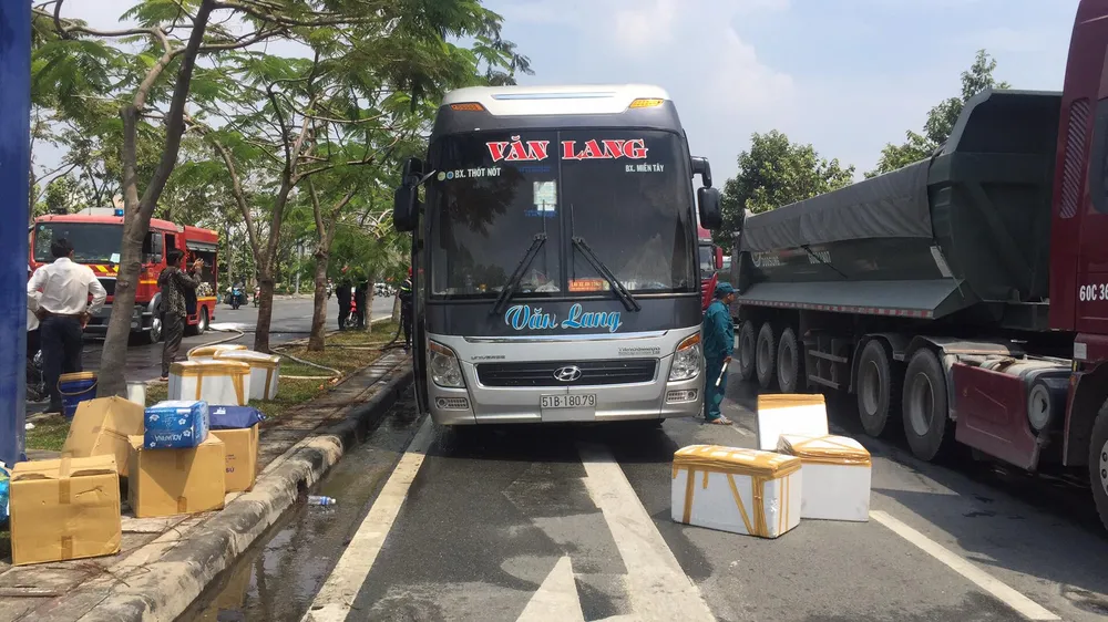 VIDEO: Xe khách bốc cháy, hàng chục người may mắn thoát chết ảnh 1