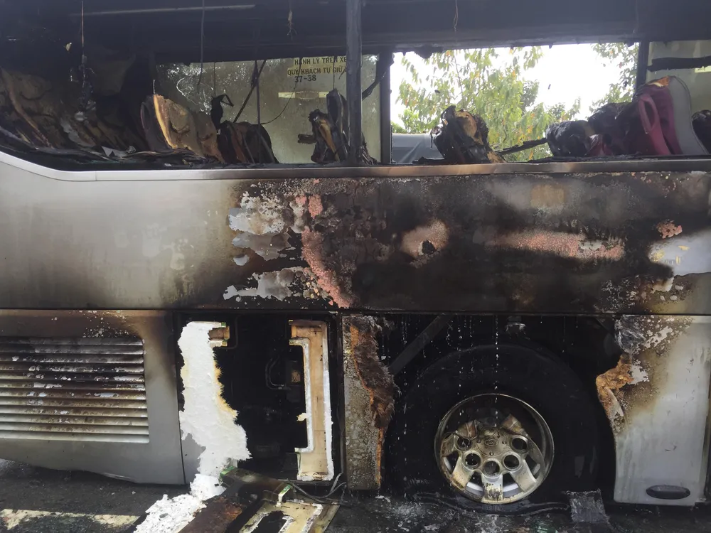 VIDEO: Xe khách bốc cháy, hàng chục người may mắn thoát chết ảnh 5