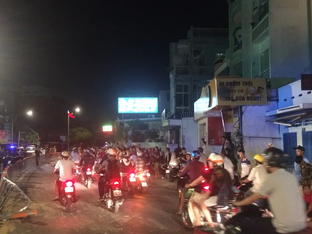 Xe ben húc văng dải phân cách cuốn nhiều xe máy vào gầm, nhiều người nguy kịch ảnh 5