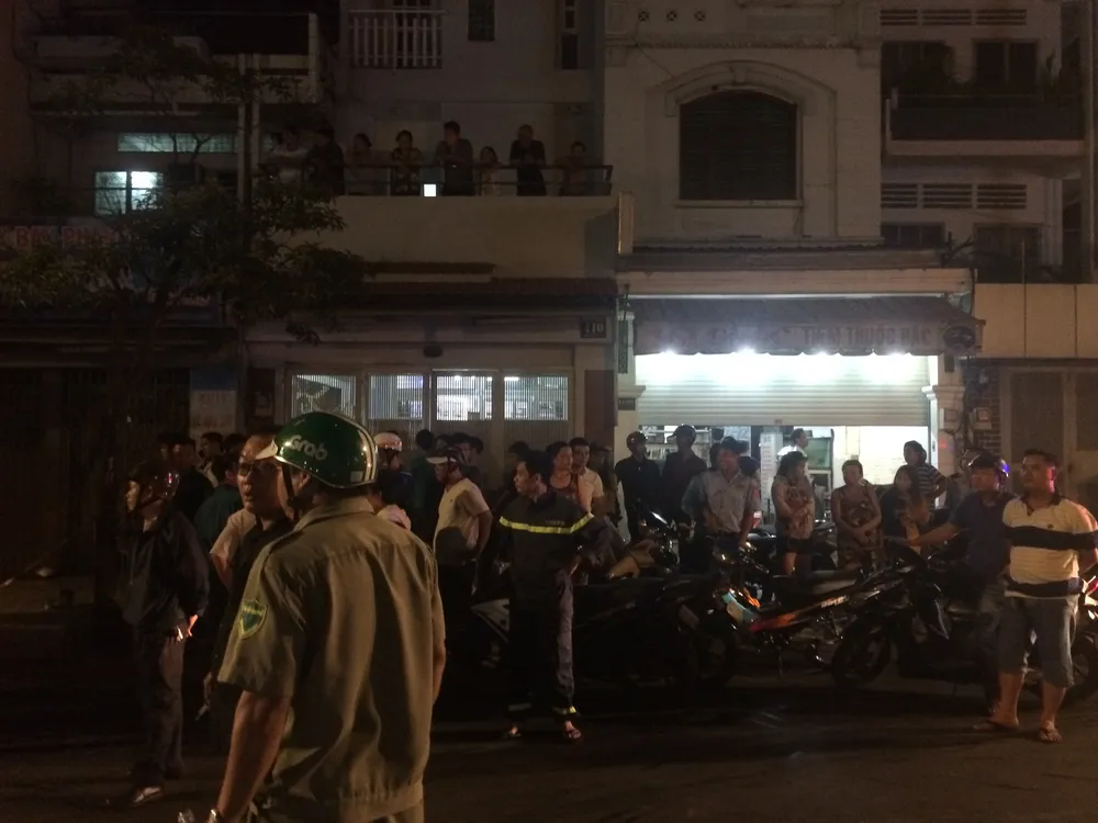 Xe ben húc văng dải phân cách cuốn nhiều xe máy vào gầm, nhiều người nguy kịch ảnh 4