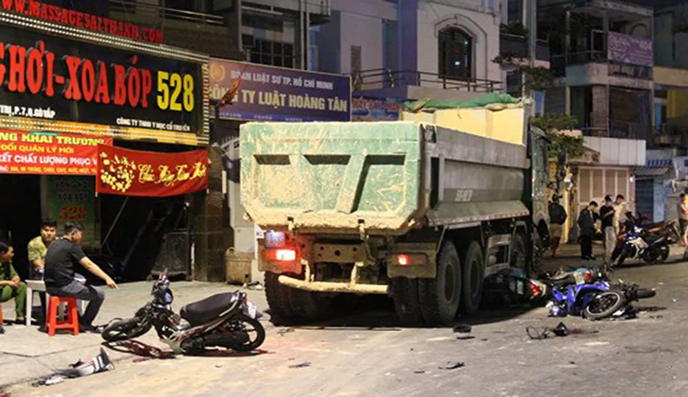 Xe ben húc văng dải phân cách cuốn nhiều xe máy vào gầm, nhiều người nguy kịch ảnh 3