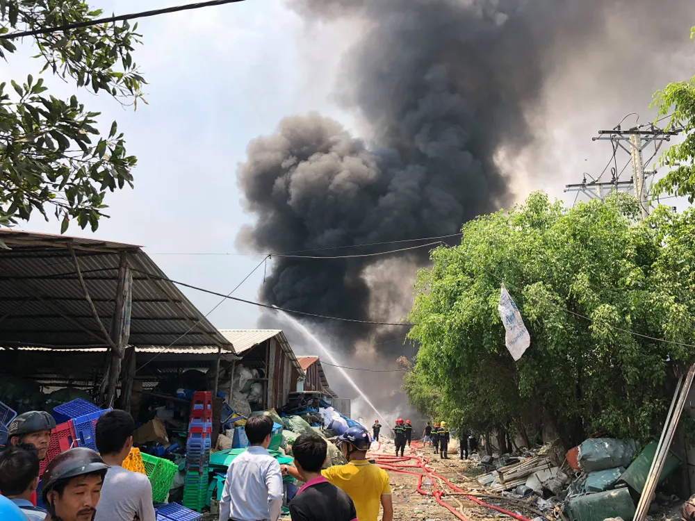 VIDEO: Cháy cơ sở sản xuất nệm mút ở huyện Bình Chánh, nhiều người mắc kẹt kêu cứu ảnh 1