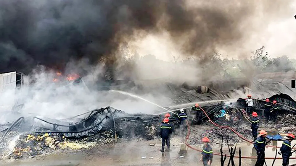 VIDEO: Cháy cơ sở sản xuất nệm mút ở huyện Bình Chánh, nhiều người mắc kẹt kêu cứu ảnh 2