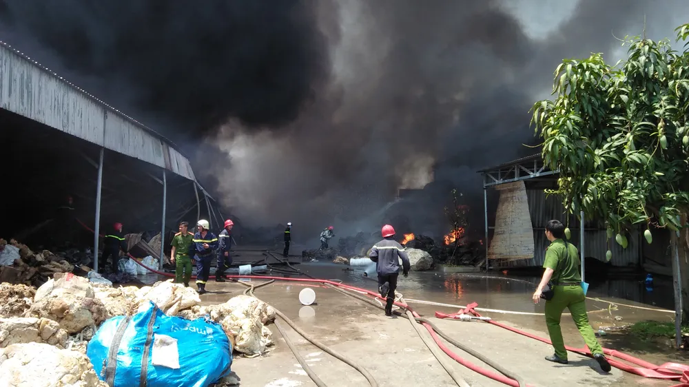 VIDEO: Cháy cơ sở sản xuất nệm mút ở huyện Bình Chánh, nhiều người mắc kẹt kêu cứu ảnh 4