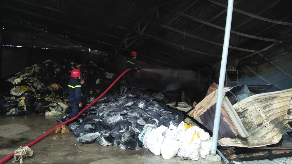 VIDEO: Cháy cơ sở sản xuất nệm mút ở huyện Bình Chánh, nhiều người mắc kẹt kêu cứu ảnh 6