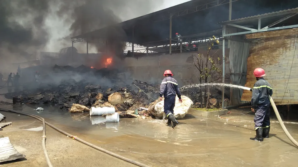 VIDEO: Cháy cơ sở sản xuất nệm mút ở huyện Bình Chánh, nhiều người mắc kẹt kêu cứu ảnh 5