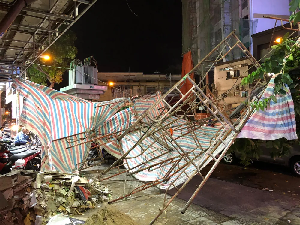 Giàn giáo đổ sập đè 2 ô tô giữa trung tâm TPHCM, nhiều người thoát chết ảnh 2