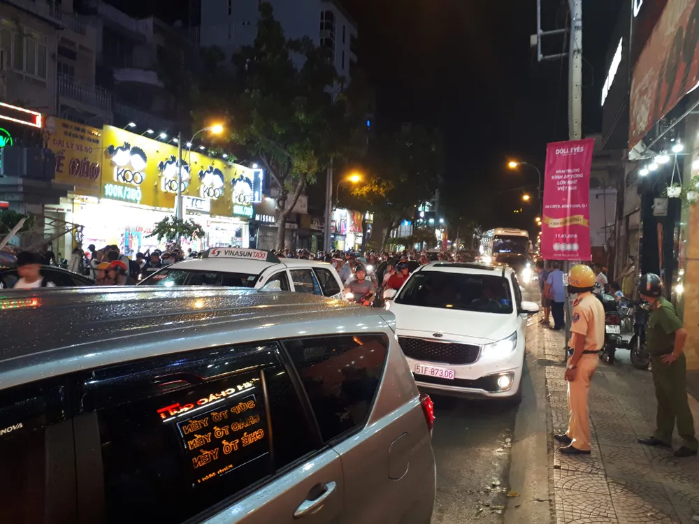 Giàn giáo đổ sập đè 2 ô tô giữa trung tâm TPHCM, nhiều người thoát chết ảnh 8