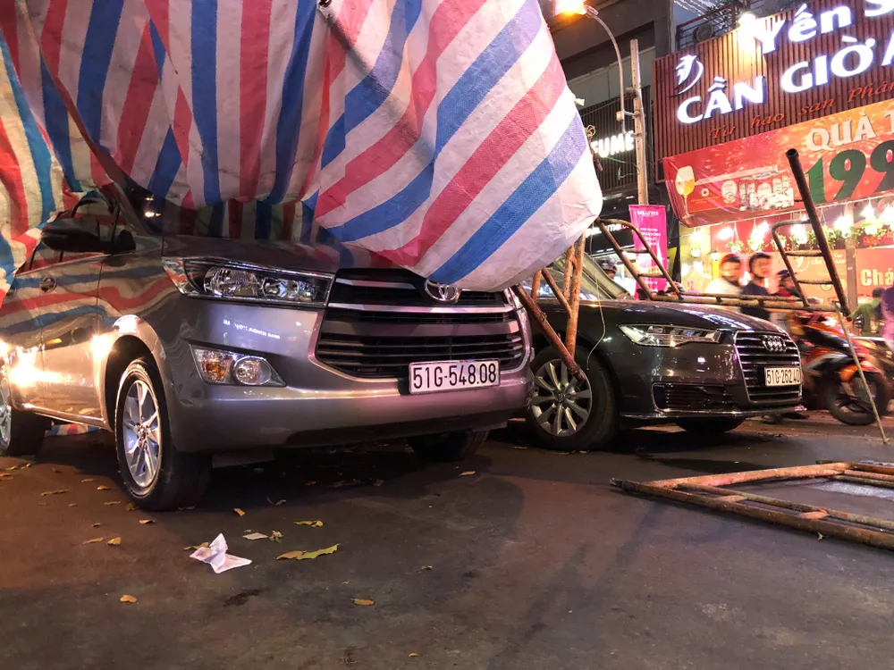 Giàn giáo đổ sập đè 2 ô tô giữa trung tâm TPHCM, nhiều người thoát chết ảnh 1