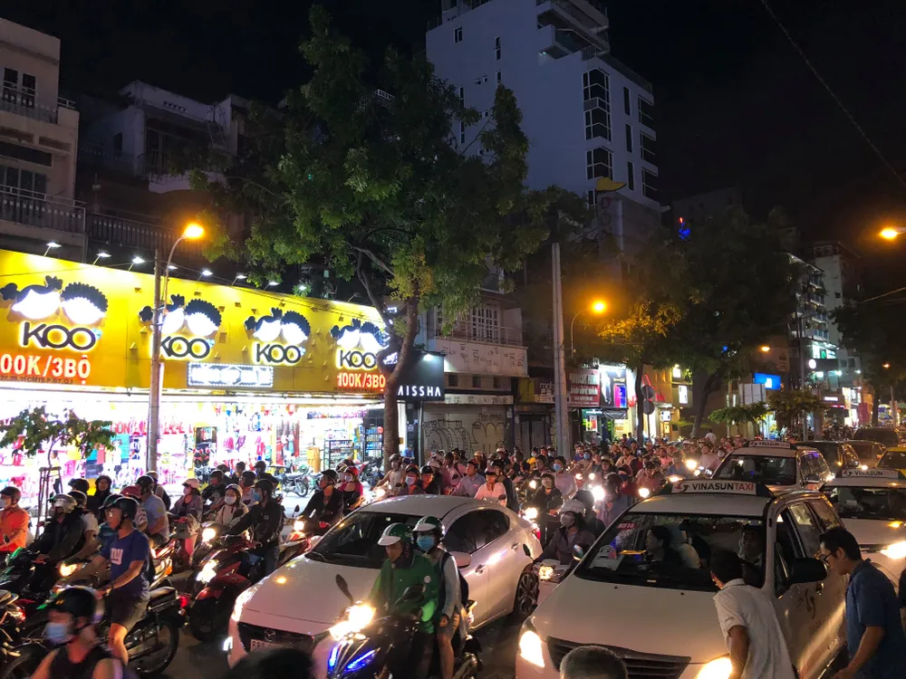 Giàn giáo đổ sập đè 2 ô tô giữa trung tâm TPHCM, nhiều người thoát chết ảnh 7