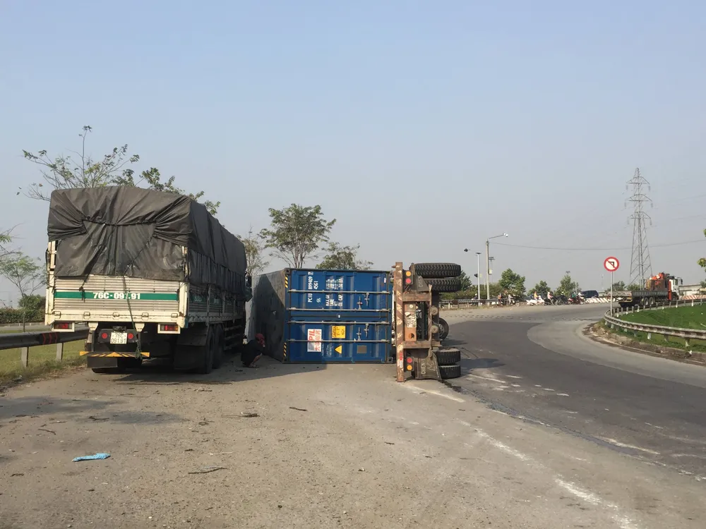 Xe container ôm cua lật nhào suýt đè xe tải ảnh 2 Xe container ôm cua lật nhào suýt đè xe tải ảnh 2