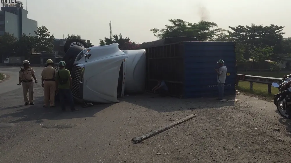 Xe container ôm cua lật nhào suýt đè xe tải ảnh 4 Xe container ôm cua lật nhào suýt đè xe tải ảnh 4