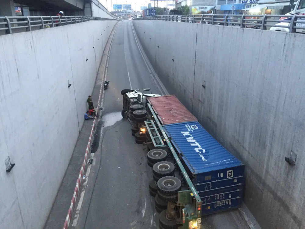 Ôm cua trong hầm chui, xe container lật nhào ảnh 1 Ôm cua trong hầm chui, xe container lật nhào ảnh 1