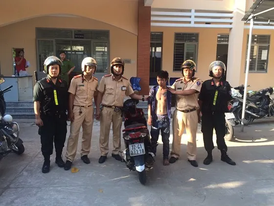 Đội CSGT Rạch Chiếc bàn giao đối tượng cùng tang vật cho Công an quận Thủ Đức. Ảnh: ĐAN NGUYÊN