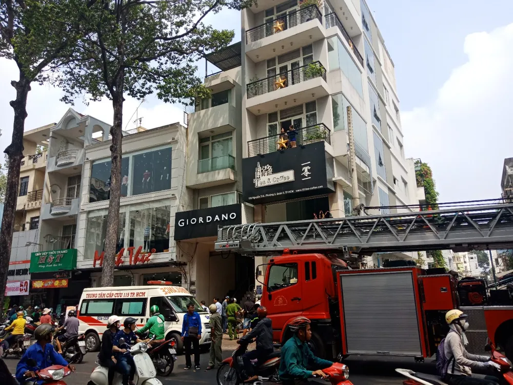 VIDEO: Giải cứu nam thanh niên bị kẹp cổ trong tháng máy ảnh 4